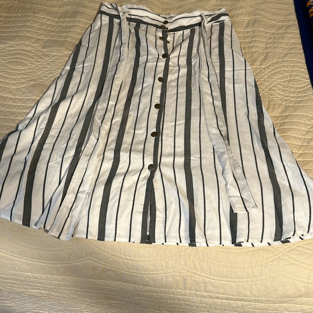Great Loft skirt. White with gray stripes